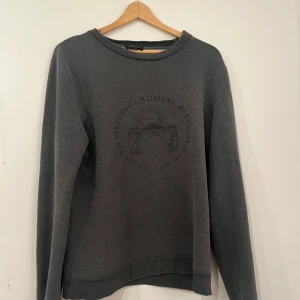 APC Rue Madam Paris Sweatshirt - Sällsynt APC sweatshirt i gott skick i storlek S, skicka gärna prisförslag.  Storlek S och sitter bra på mig som är 180 cm.