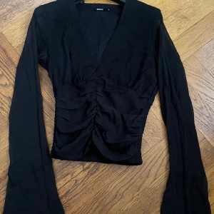 Blus från Bik bok  - Jättefin blus från Bikbok 😍 jättefin skick 