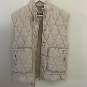 Zara väst  - Säljer nu mitt jätte fina zara väst som är slutsåld. Storlek xs  Nypris: 849kr Mitt pris: 400kr ❤️❤️