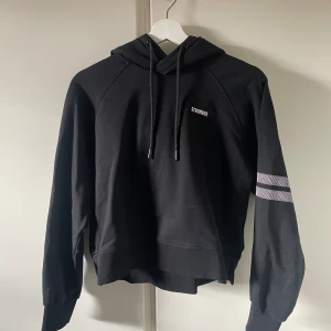 Stronger hoodie - Fräsch och ordentligt hoodie från stronger, nypris 799kr Sparsamt använd  Storlek s, sitter bra men passar även xs