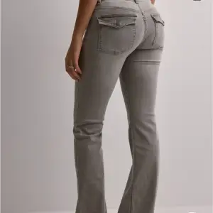 Säljer ett par helt oanvända, super fina jeans från Nelly. Säljer då de inte används och har aldrig gjorts!🥰