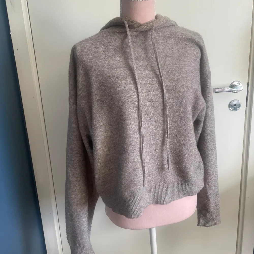 Hoodie i mjukt material, använd få antal gånger, säljer för att den ej kommer till användning längre💕. Hoodies.