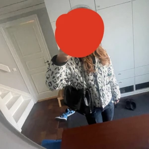 Zara jacka - Jättefin och populär zara jacka som är perfekt till vår/sommar. Har används fåtal gånger! Priset är diskuterbart och är öppen för byten❤️