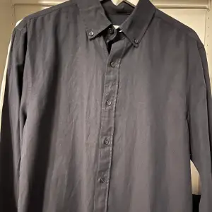Mörkblå skjorta från zara, helt oanvänd och jätte bra skick