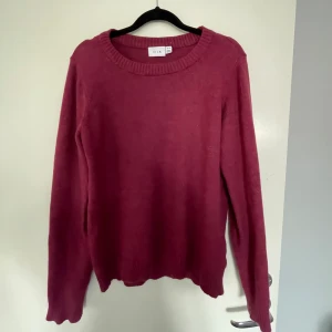 Röd stickad tröja - Supersöt vinröd tröja i nyskick som inte kommer till användning💘