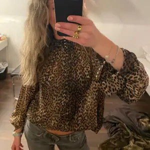Säljer denna superfina leopard blus med gulddetaljer