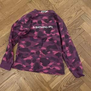 En riktig fet bathing ape långarmad tröja! använd men endå bra skick. Storlek medium