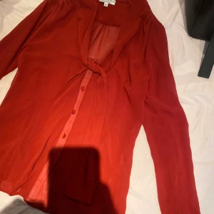 Röd knytblus - Jättefin röd knytblus som är använd 2 gånger❤️