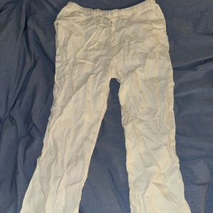 Off-white linnebyxor - Linne-byxor från Mango köpta i Spanien 2021💞 Storlek M