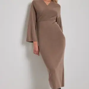 Jättefin brun slutsåld klänning från nakd!  Aldrig använd! 🥰