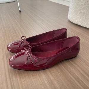 Ballerina sko  - Vinröda blanka ballerina skor från Shop Cider. ALDRIG använda. Är vanligtvis mellan 36/37 och dessa blev tyvärr en aning för små. 
