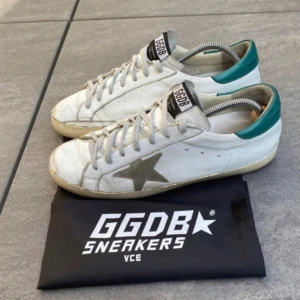 Golden Goose Super-star - Säljer nu ett par snygga Golden Goose skor! Skick: 8,5/10, Tillbehör: og dustbag. Storlek 43 men kan även passa 44