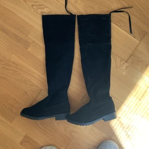 Snygga boots - Super snygga stövlar som tyvärr inte passar, bara provade på en gång. De är storlek 37 men passar också 38 typ skulle jag säga 🩷det går att pruta priset