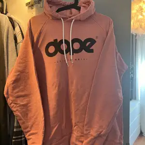 Smutsrosa hoodie från Dope i storlek M 