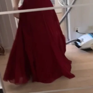 Balklänning  - En fin balklänning i vinröd värt med knytning i ryggen och en sluta vid benet.  Skriv för mer info/bilder Pris går att diskutera💕