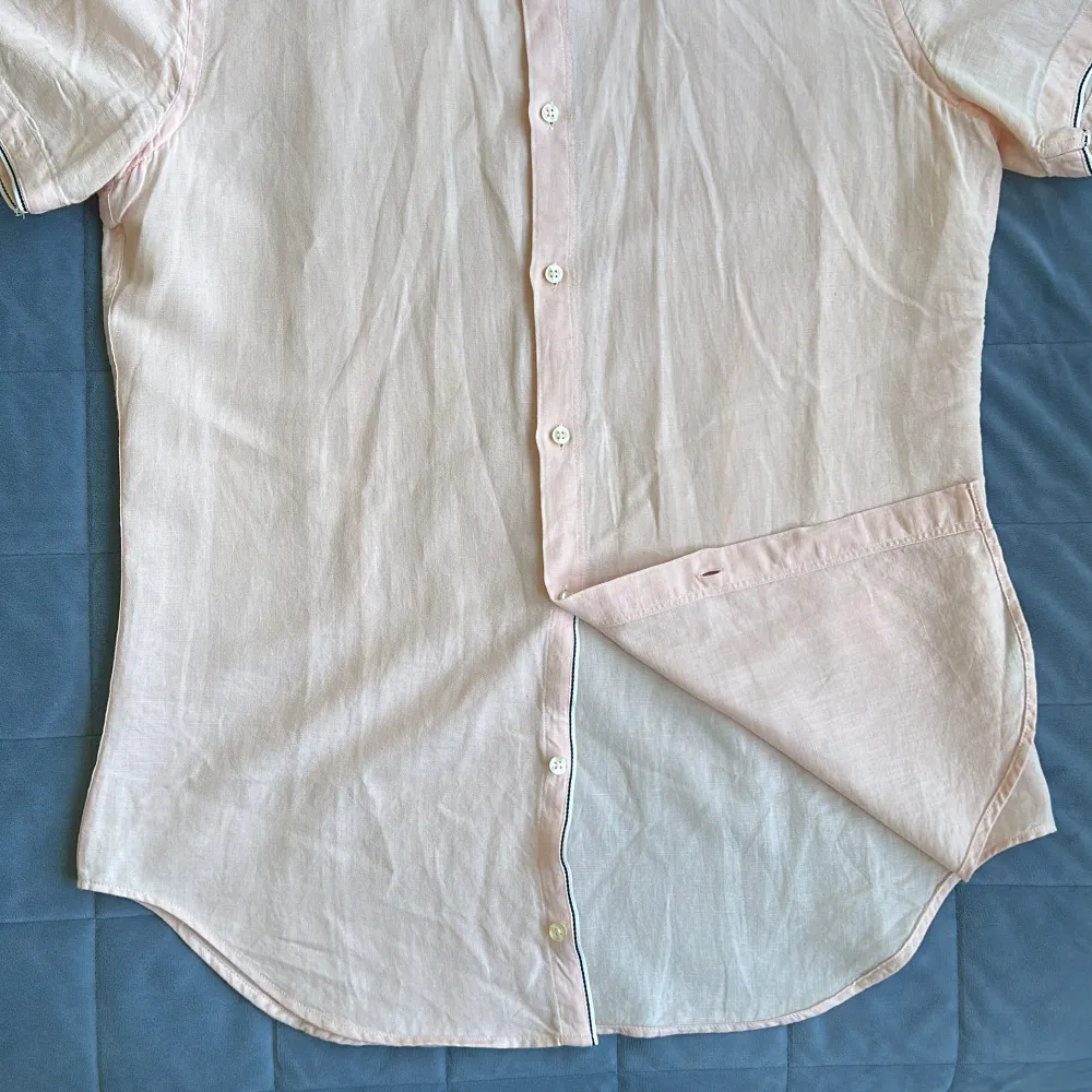 Rosa slimfit skjorta från Zara . Helt ny o aldrig använd. (Skrynklig endast pga att den legat i garderoben) . Skjortor.