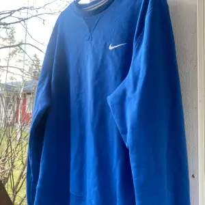 Snygg blå sweatshirt, storlek L. säljs pga för stor storlek. 