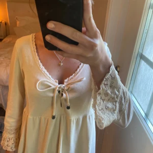 Söt klänning - Super söt klänning med gulliga detaljer! Kontakta mig innan ni trycker på köp nu🙌🏻