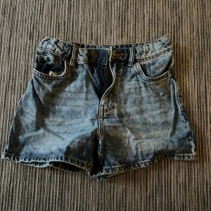 Jeansshorts Lindex strl 146 - Ett par jeansshorts från Lindex i väldigt fint skick i strl 146. 