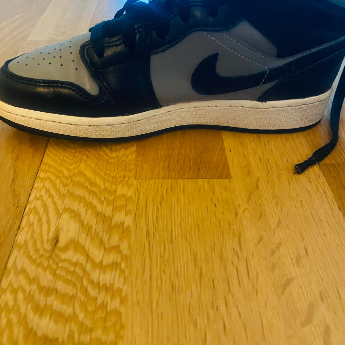 Jag säljer mina Nike Jordan skor för att jag använder inte dom längre. - 90