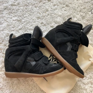 Isabel marant  - Säljer mina älskade isabel marant skor pga att de är för stora.storlrk 41 men kan även passa en 40.De är använda men har inga defekter. Kan skicka fler bilder om det finns intresse. Köp sker via köp nu, jag postar inom 24h