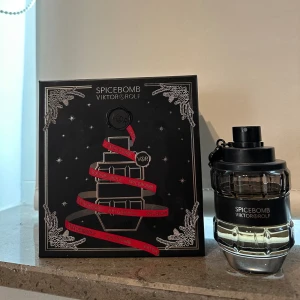 SpiceBomb EDT  - Säljer denna goda och kryddiga parfymen. Passar bra till nästan alla årstider, främst i det kallare vädret. Parfymen är mycket långvarig och stark. Drygt 75 ml kvar av 90. Byten går samt, helst Prada l'homme EDT.  PRISET KAN DISKUTERAS!