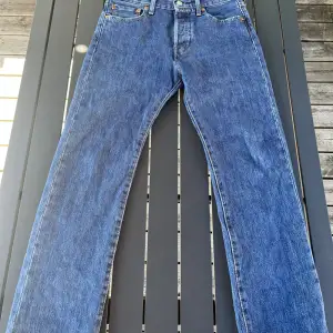 Tjena! Säljer nu mina snygga jeans ifrån Levis. Modellen är 501! Skicket på jeansen är 9,5/10, som nya! Jeansen är i storlek W30 L30. Endast jeansen medföljer. Vid fler frågor/bilder är det bara och höra av sig! 