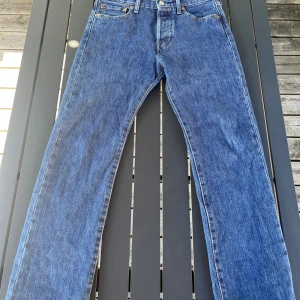 Levis jeans  - Tjena! Säljer nu mina snygga jeans ifrån Levis. Modellen är 501! Skicket på jeansen är 9,5/10, som nya! Jeansen är i storlek W30 L30. Endast jeansen medföljer. Vid fler frågor/bilder är det bara och höra av sig! 