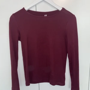 Vinröd topp - Passar även S💕
