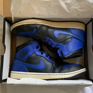 Jordan 1 Mid Hyper Royal - Använda men fortfarande bra skick! Dyr colorway som såldes för över 2k på Soleplus: