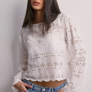 Vit blus - Vit tröja från Pieces. Helt ny med lappar kvar och endast provad en gång! Kostade 459kr som ny men säljer för 380!