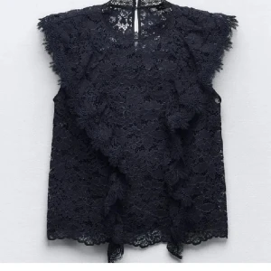 Zara topp - Säljer denna super snygga topp från zara då den inte kommer till användning, den är använd 3-4 gånger och är i jätte bra skick!!! Skriv privat för fler bilder:) 