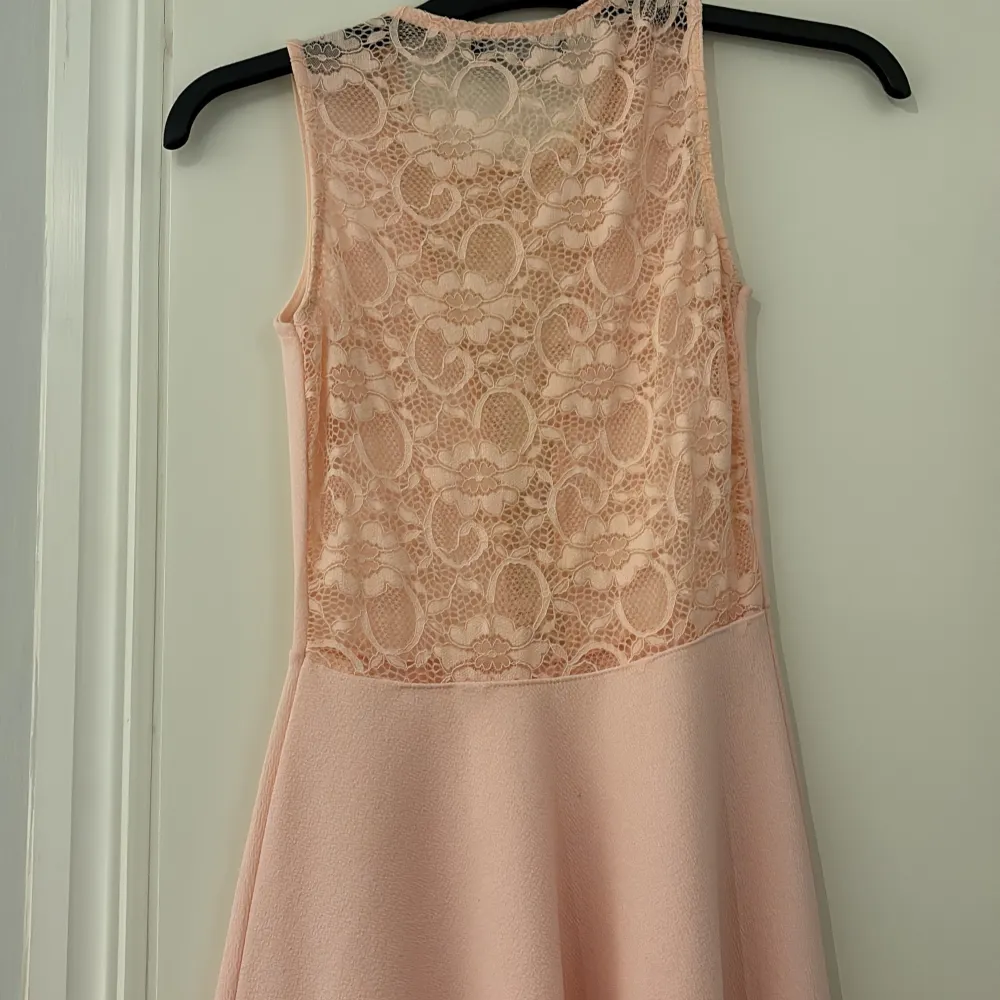Säljer denna fina klänning! Använd en gång innan! Perfekt nu till sommaren  Den är i storlek XS Pris och kan diskuteras vid snabbt köp💗 . Klänningar.