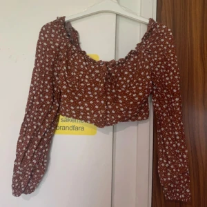 Tröja  - Går att använda men blir lite jobbigt efter ngn dag då den är lite för liten   Pris kan diskuteras 