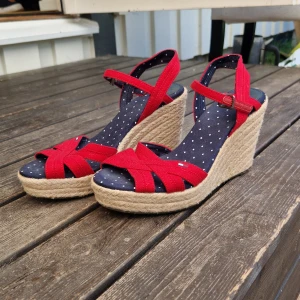 Röda pumps - Röd och blåa pumps på 10cm. Använda 1 gång. Inte märkabara fel