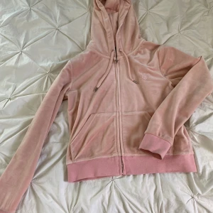 Juciy couture sip hoodie - Har inte använt den jättemycket men är i helt okej skick. På fjärde fotot kan du se en liten fläck som inte försvinner, men man märker den ej. Sedan på det sista fotot kan du se färgen bättre på hoodien