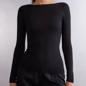 Svart intimissimi tröja  - Säljer pga den ej används 