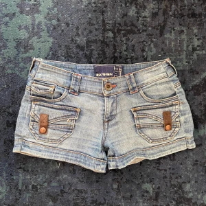 Snygga jeansshorts! - VÄRLDENS snyggaste jeansshorts! Tidigt 2000 tal! Helt felfria! Storlek 36, men små i storleken så skulle säga 34. 