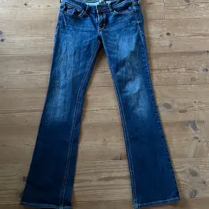 Ett par jättefina, lågmidjade Hollister jeans som knappt är använda🌸 Säljer pga att dem är alldeles för små💕