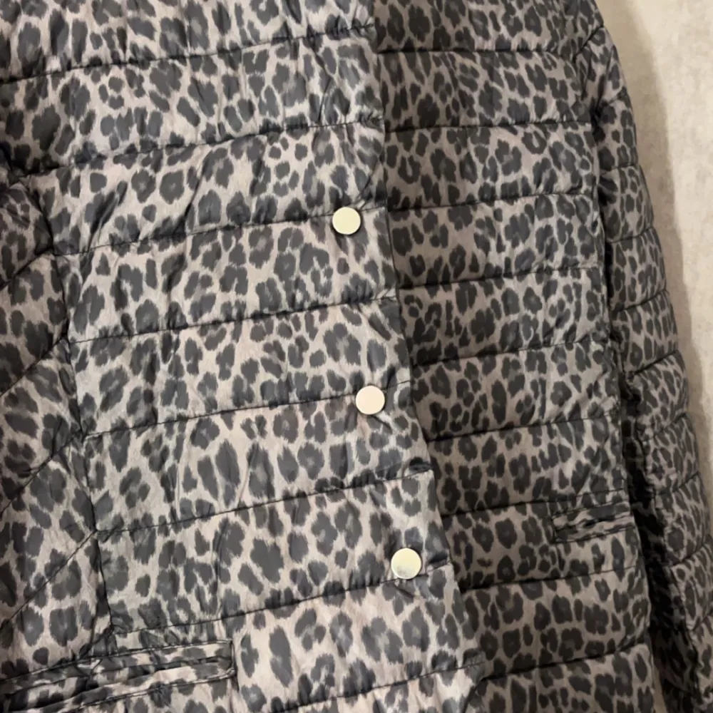 Snygg och trendig vårjacka med leopardmönster. Köpt på Gina för flera år sen men har knappt kommit till användning och är i fint skick🥰. Jackor.