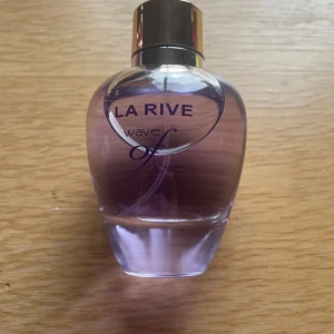 Parfym - Parfym från la rive. Knappt använd🌸