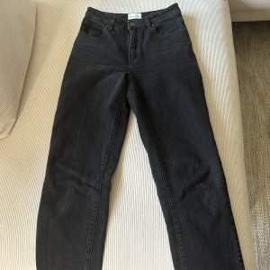 Ett par svarta Abrand jeans i storlek w26. Modellen heter 94 high slim. Byxorna är i fint skick och dramat använda ett fåtal gånger. 