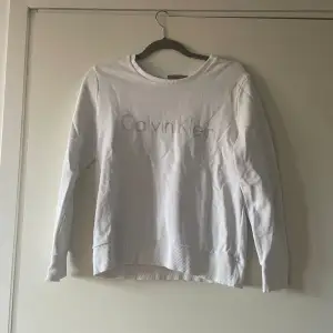 Snygg sweatshirt från Calvin Klein med glittrig text, knappt använd.