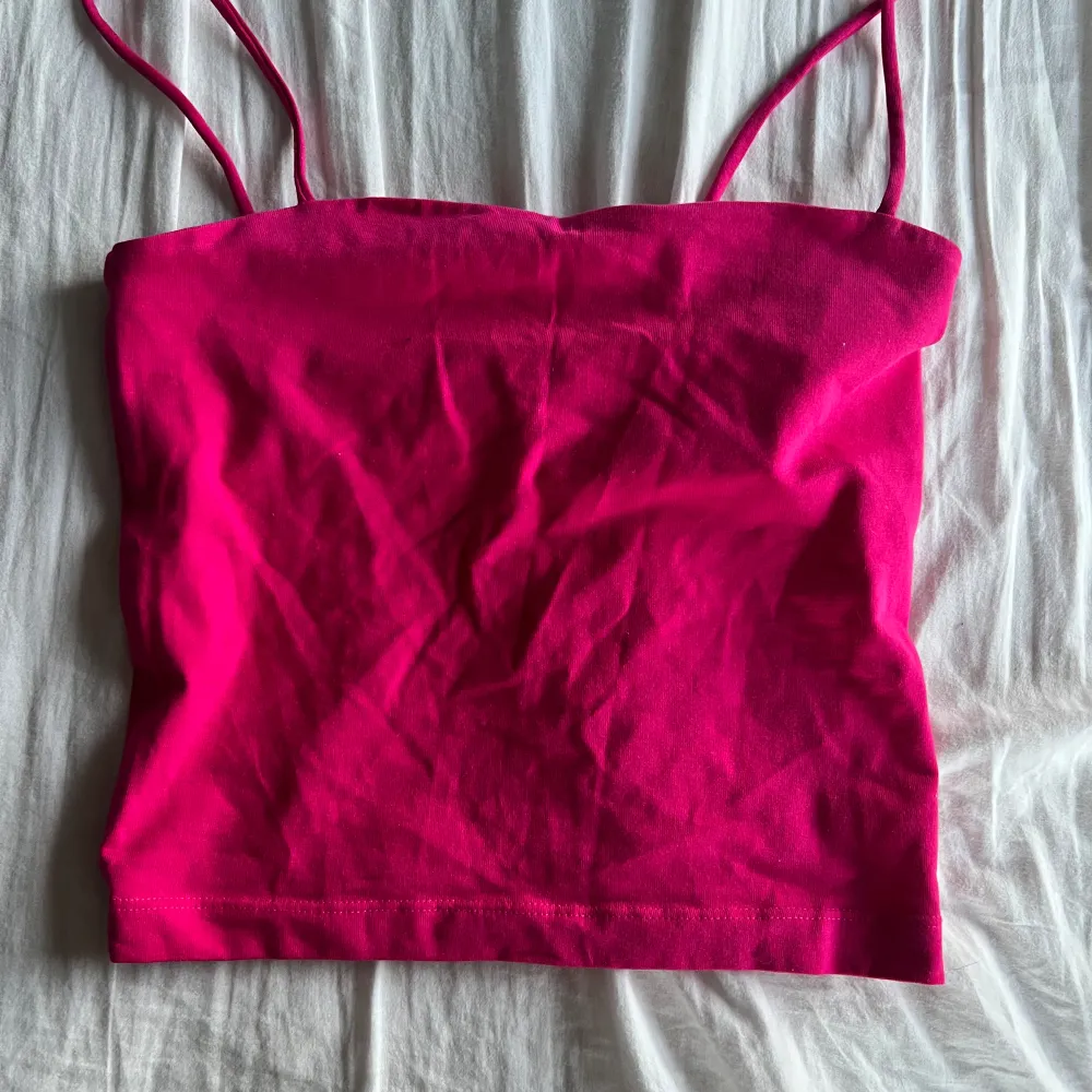 ett croppat linne i en jättefin rosa färg med tunna band från gina tricot, endast använt ett fåtal gånger . Toppar.