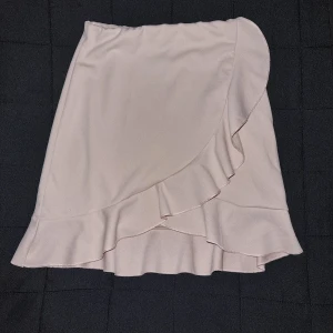 Kjol  - Cremefärgad kjol från NLY ONE.  