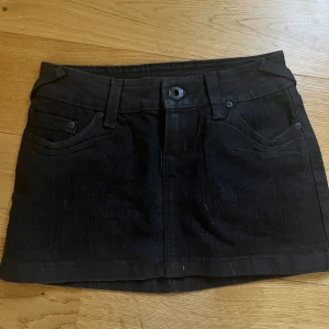 Svart Lågmidjad minikjol  - Lågmidjad kort kjol från mango