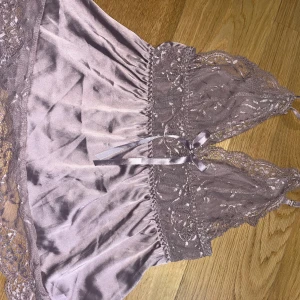 Lila pyjamassett - Gulligt med rosetter