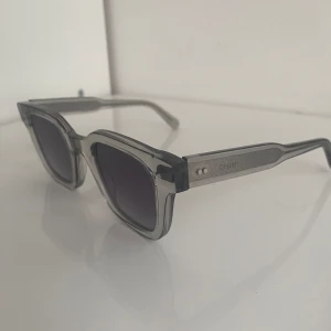 Chimi 04 grey - Chimi 04 grey💕Tyvärr sitter bågarna något snett , men går säkert att fixa hos reparatör. Köpta second hand utan vare sig box eller påse så kommer därför utan. I övrigt i fint skick med någon mindre repa. Nypris 1250 kr!