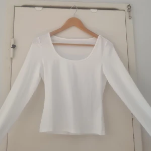 Långärmade tröja - En lite mini fläck på höger sida av armen men syns inte mycket. Gjort i tunt tygg material. 