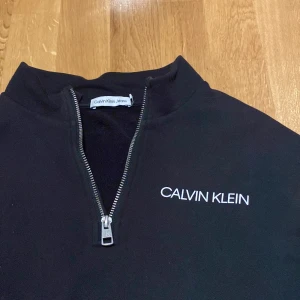 Calvin klein zip - Skicket är 7/10 några fläckar som borde gå bort enkelt i tvätten annars helt okej. Jag är 157cm och denna sitter ganska baggy på mig. Så skulle säga ungefär 160cm bör passa.